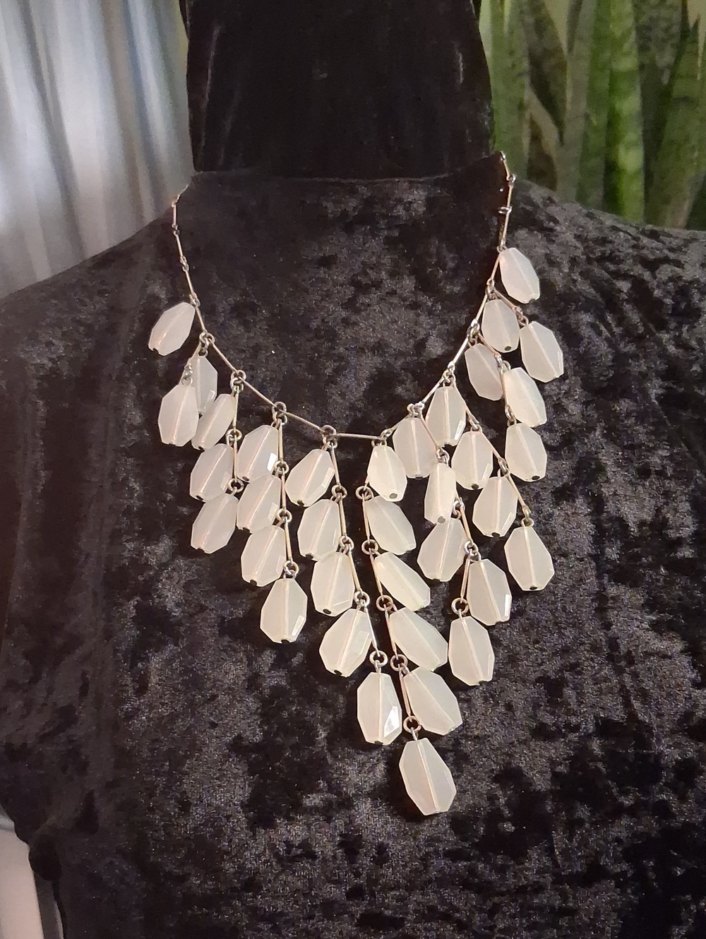 Elegant White Faceted Statement Necklace - Brand Unspecified